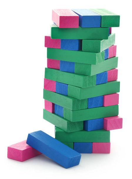 Jenga spel van kleurrijke houten blokken gebouwd een hoog gebouw - Foto, afbeelding