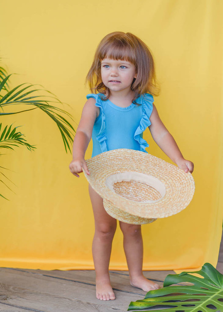 portrét malé holčičky venku v létě - Fotografie, Obrázek