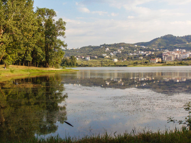 Штучне озеро Тирани. Розташований на Великому парку Тирани, що на півдні Тирани (Албанія)..  - Фото, зображення