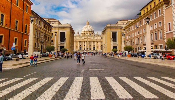 Vaticano - Roma, Italia Settembre 2018. Veduta frontale della Basilica di San Pietro.  - Foto, immagini