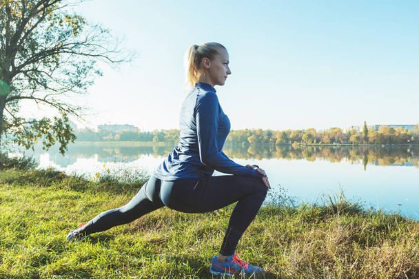 Спортивная женщина занимается спортом в парке, на свежем воздухе, на мягком фоне
 - Фото, изображение