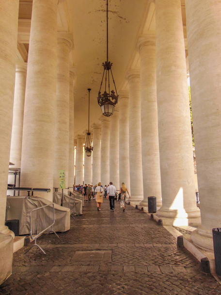 Vatikán - Řím, Itálie - září2018. Kolosální toskánské kolonády baziliky sv. Petra.  - Fotografie, Obrázek