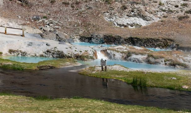ホット クリークには天然温泉の数十、川渓谷とそびえ立つ東シエラ山の峰の影に岩の壁の中で湧き上がって。溶存鉱物水豊富で沸騰、バブルが出てくる息をのむの場所です。 - 写真・画像