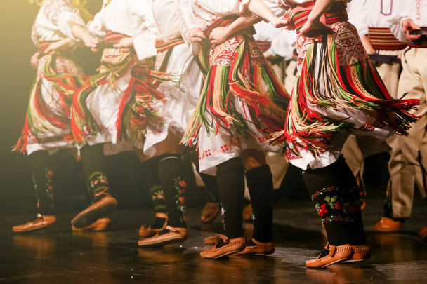 Сербська молодих танцюристів у традиційних костюмах. Фольклор Сербії. - Фото, зображення