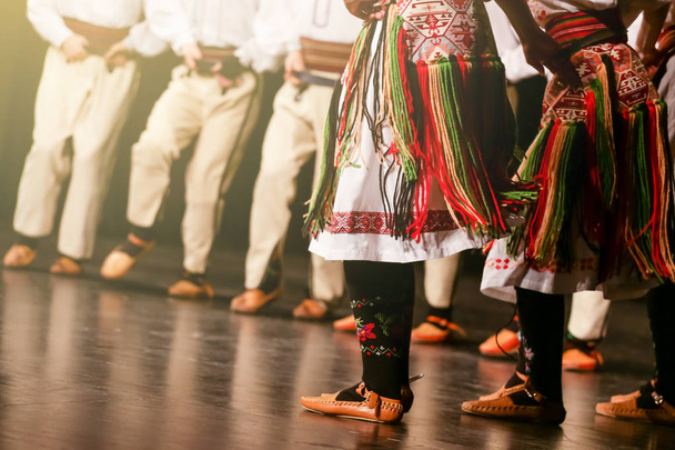 Młody serbski tancerze w tradycyjnych strojach. Folklor w Serbii. - Zdjęcie, obraz