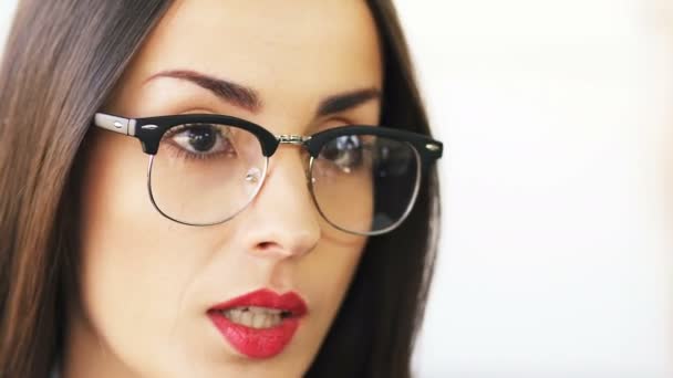4K. Morena séria, mulher de negócios, fala no escritório. Cara de perto em óculos
 - Filmagem, Vídeo