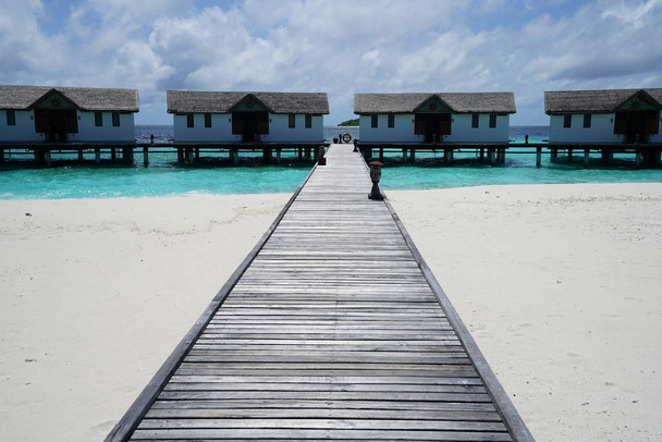 Курорт. Пляж с водными базами на атолле Баа в Мальдивах - Фото, изображение