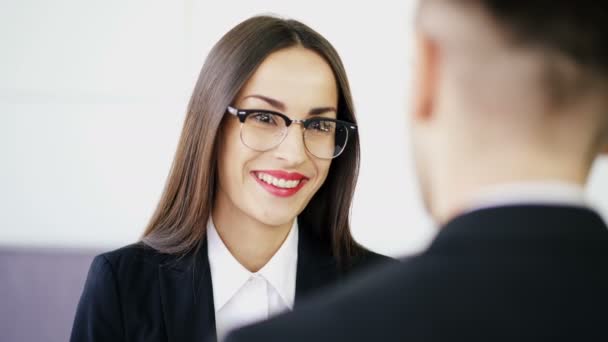 4 k. mosolygó szép barna, üzleti nő, hivatalban ember beszél. Szembe a szemüveg - Felvétel, videó