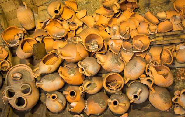 Starověký kovový džbán v orientálním stylu v pohledu - Fotografie, Obrázek