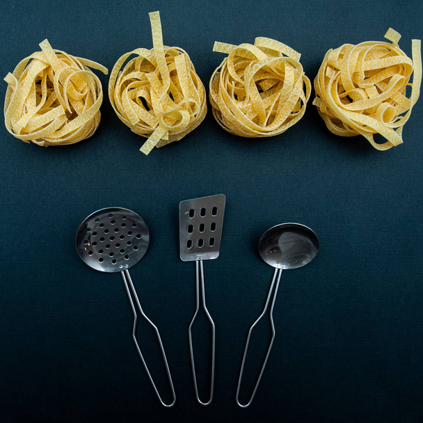 Концепция пасты, Tagliatelle перед приготовлением пищи, стильное яркое фото. Вид сверху, плоская кладка
 - Фото, изображение
