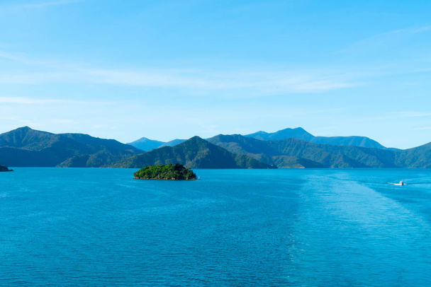 Τιρκουάζ νερά του Queen Charlotte ήχου με γύρω λόφους και Motuora νησί Marlborough ήχους του νότιου νησιού της Νέας Ζηλανδίας. - Φωτογραφία, εικόνα