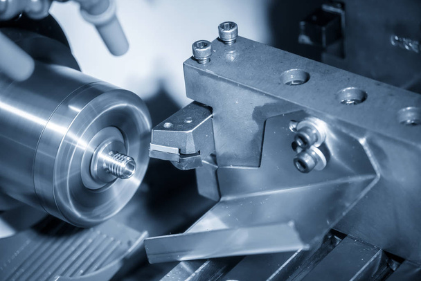El torno CNC o la máquina de torneado que corta el hilo en el eje de metal. Proceso de fabricación de alta tecnología
. - Foto, imagen