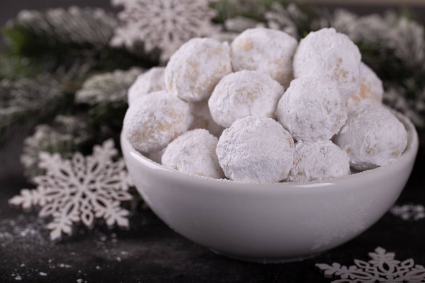 Traditionele kerstkoekjes met amandelen sneeuwbal op donkere achtergrond - Foto, afbeelding
