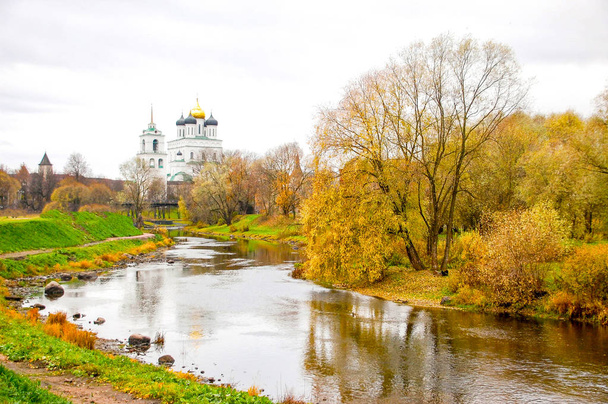 Veduta del Cremlino di Pskov dal fiume Splash
 - Foto, immagini