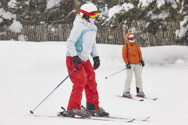 Frau beim Skifahren unter dem Schnee. Wintersport. Skihang. horizontal - Foto, Bild