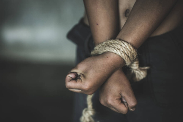 Руки пов'язані з мотузкою зниклих викрадених, зловживань, насильства проти дітей, страждання дитини від болю, торгівлі людьми Концепція
. - Фото, зображення