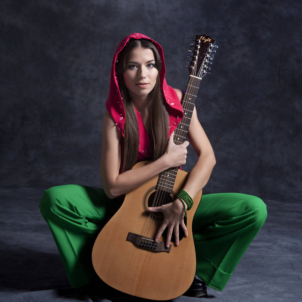 Mladá dívka hraje na kytaru a zpívá funny rock a smutná Romance - Fotografie, Obrázek