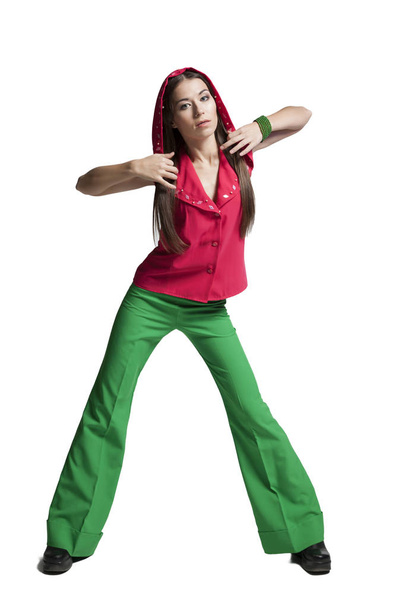 Όμορφο κορίτσι σε μια κόκκινη μπλούζα και πράσινο παντελόνι ποζάρει στο στούντιο - Φωτογραφία, εικόνα