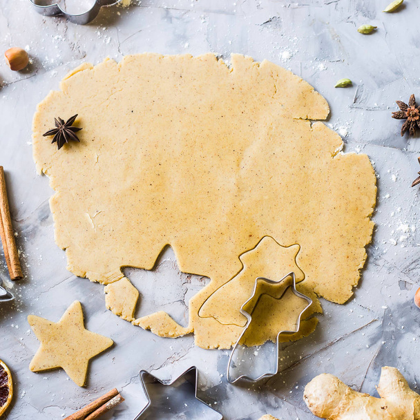 Приготування імбирного печива з тіста з використанням різних форм - серця, зірки, ялинки. Зимова домашня випічка. Підготовка до різдвяної концепції. Вид зверху
 - Фото, зображення