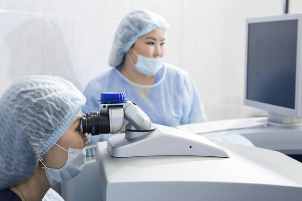 Chirurgie au laser pour la correction de la vision et l'élimination de la cataracte
 - Photo, image