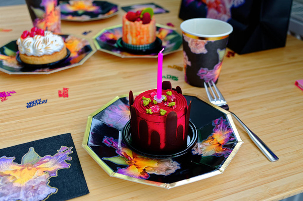 Tort urodzinowy z prezenty i dekoracje stołu i widelec - Zdjęcie, obraz