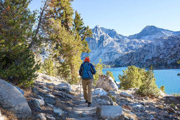 Sierra Nevada dağlarında yürüyen yürüyüş ekipmanlı bir adam, Kaliforniya, ABD - Fotoğraf, Görsel