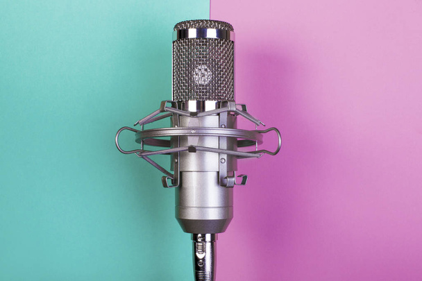 mikrofon na różowym tle azure z miejsca kopii - Zdjęcie, obraz