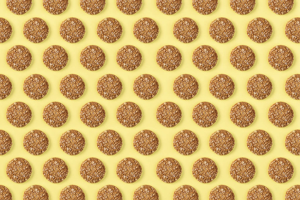biscotti di farina d'avena con cereali e semi su una superficie gialla, immagine di sfondo
 - Foto, immagini