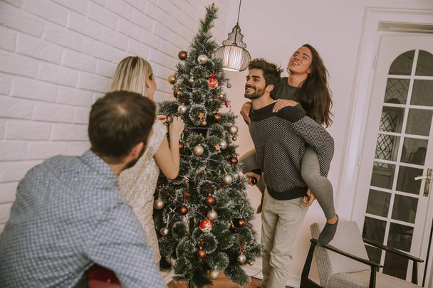 Ζευγάρια κρεμαστά Χριστουγεννιάτικα στολίδια για το δέντρο στο δωμάτιο - Φωτογραφία, εικόνα