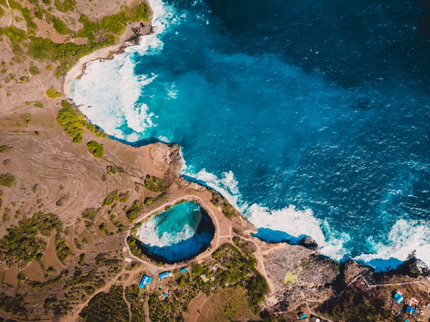 Manta baai op Nusa Penida Island. Luchtfoto drone weergave met kosten en blauwe oceaan - Foto, afbeelding