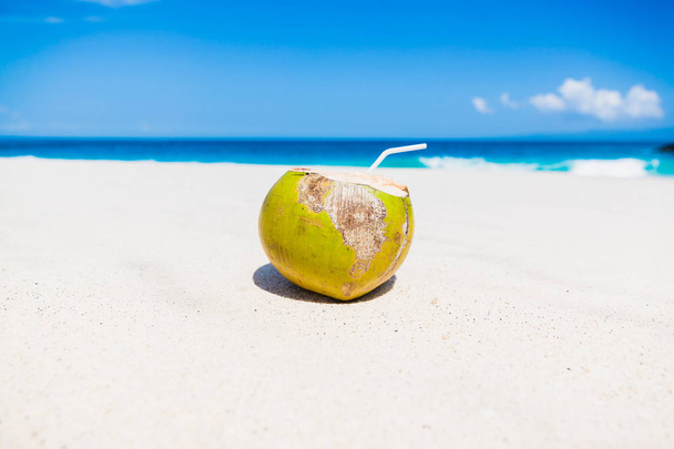 Fresh coconut juice on tropical beach - Фото, зображення