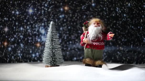 Fondo festivo. Decoraciones navideñas. Santa Claus (o muñeco de nieve) de pie sobre la nieve con un hermoso fondo decorado con elementos navideños. Enfoque selectivo. Espacio vacío para tu texto
 - Metraje, vídeo