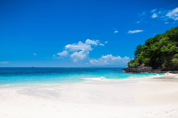 Praia tropical com areia branca em Bali
 - Foto, Imagem