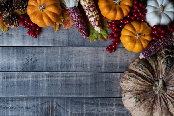 Widok góry jesień klon liści z dyni, apple, kukurydzy i czerwonej jagody na stare drewniane tła. Koncepcja Święto Dziękczynienia. - Zdjęcie, obraz