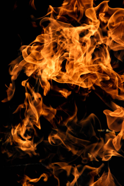 vuur vlammen op een zwarte achtergrond - Foto, afbeelding