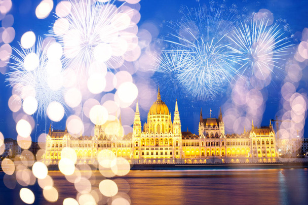 feux d'artifice autour du parlement hongrois destination Nouvel An, Budapest - Photo, image