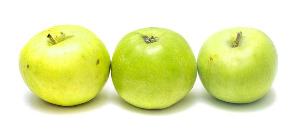 Ωρίμανση μήλου σε λευκό φόντο - Φωτογραφία, εικόνα