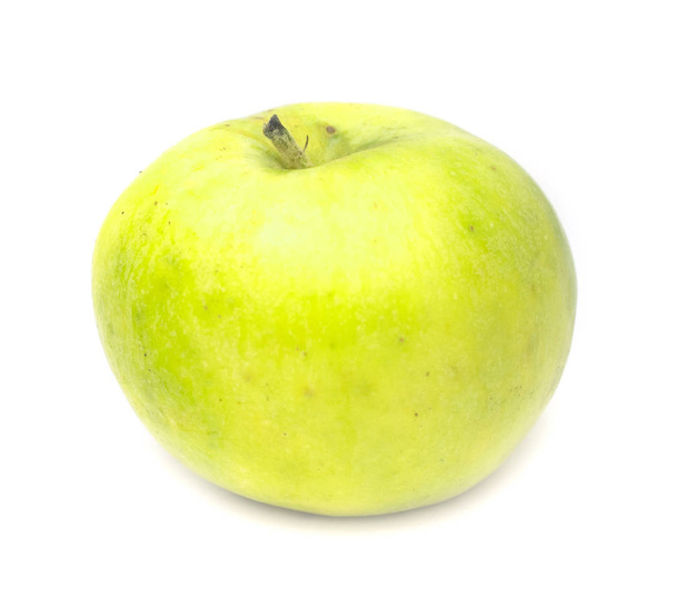 Manzana madura sobre fondo blanco - Foto, imagen