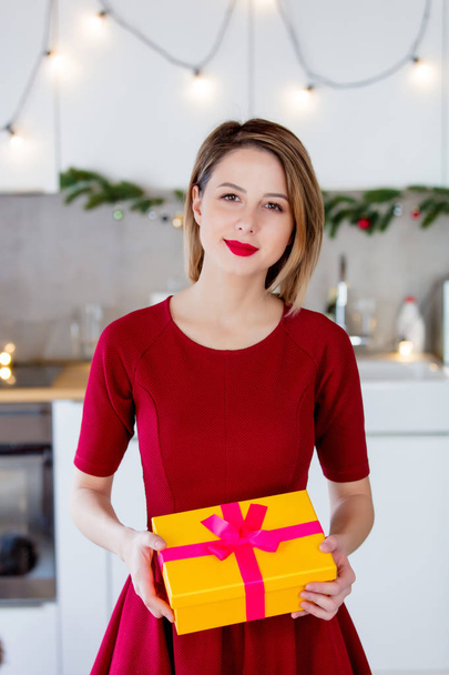 Noel için bir hediye kutusu holding beyaz kız - Fotoğraf, Görsel