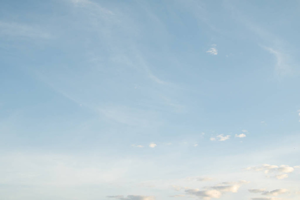 malebný pohled modrá obloha s mraky - Fotografie, Obrázek