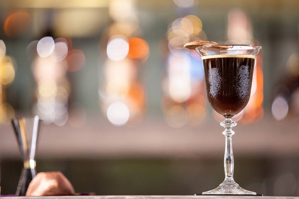 Koffie cocktail op luxe lounge bar teller - Foto, afbeelding