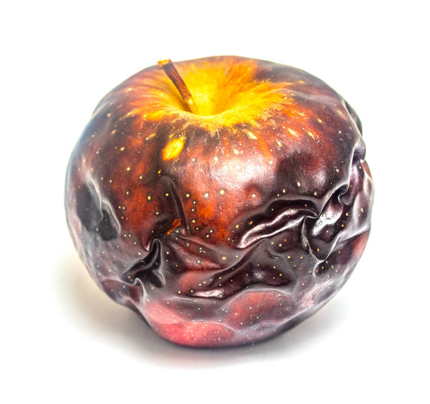 alter dunkler getrockneter Apfel auf weißem Hintergrund - Foto, Bild