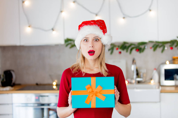 πανέμορφο λευκό κορίτσι με μια κουτιά δώρων Χριστουγέννων - Φωτογραφία, εικόνα