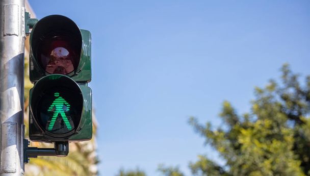 Зеленые светофоры для пешеходов, голубое небо фон, копировальное пространство
 - Фото, изображение