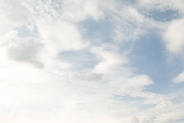 Blauwe lucht met witte wolken, Natuur achtergrond - Foto, afbeelding