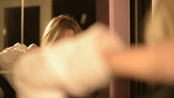 Közeli kép: egy lány bűvész a tükör előtt hozza a motorháztető, a ruhája időről időre. Élő kamera. Miszticizmus és a boszorkányság vagy a felkészülés. - Felvétel, videó