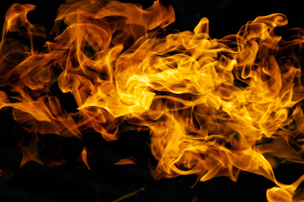 fiamme di fuoco su uno sfondo nero - Foto, immagini