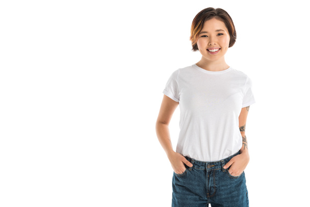 jeune femme souriante avec les mains dans les poches regardant la caméra isolée sur blanc
 - Photo, image