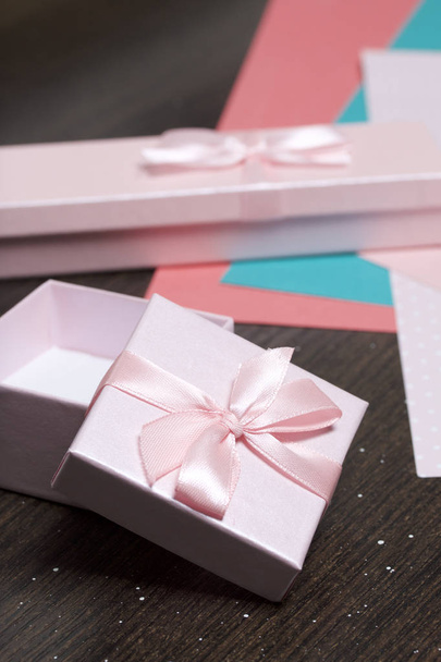 Envolver regalos. Cajas de regalo. Papel de color para embalaje
. - Foto, imagen