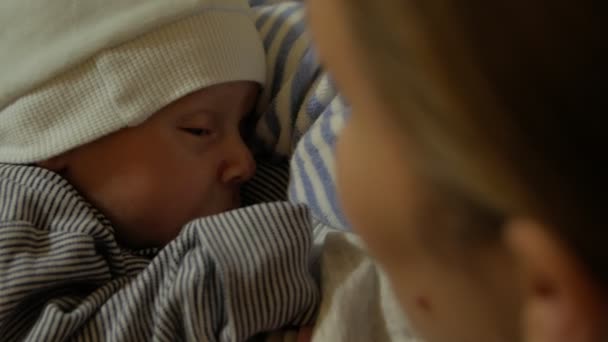 Matka Breastfeeds noworodka zasypia - Materiał filmowy, wideo